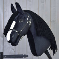 Hobby Horse Freya met zwarte halster van LarDen, zwart pluche hoofd met witte bles en lange zwarte manen van garen
