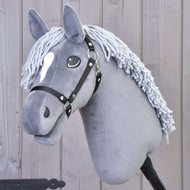 Hobby Horse Grace met zwarte halster van LarDen, grijs pluche hoofd met witte ster en lichtgrijze manen van garen