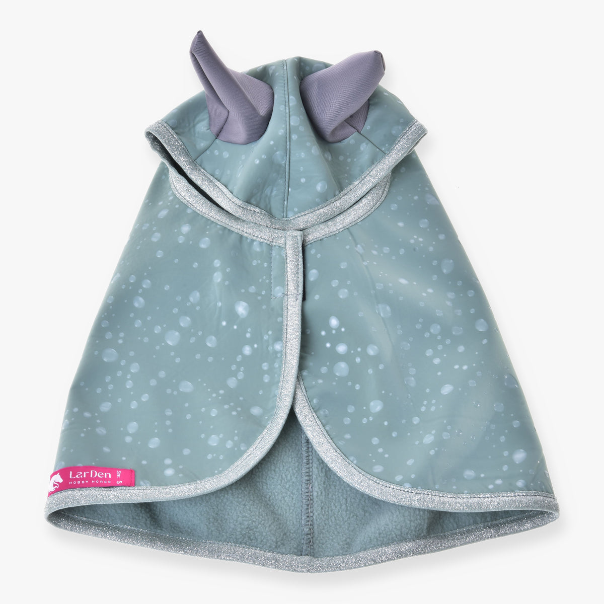 Imperméable Greeny pour Hobby Horse de LarDen déplié vu de dessus, vert sauge à gouttes claires, oreilles grises et bordure pailletée argentée