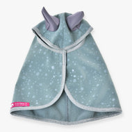 Imperméable Greeny pour Hobby Horse de LarDen déplié vu de dessus, vert sauge à gouttes claires, oreilles grises et bordure pailletée argentée