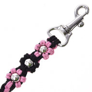Geknoopte roze en zwarte bloemetjes met zilveren kralen bij de draaibare karabijnhaak van het Hobby Horse halstertouw Bloom Pink