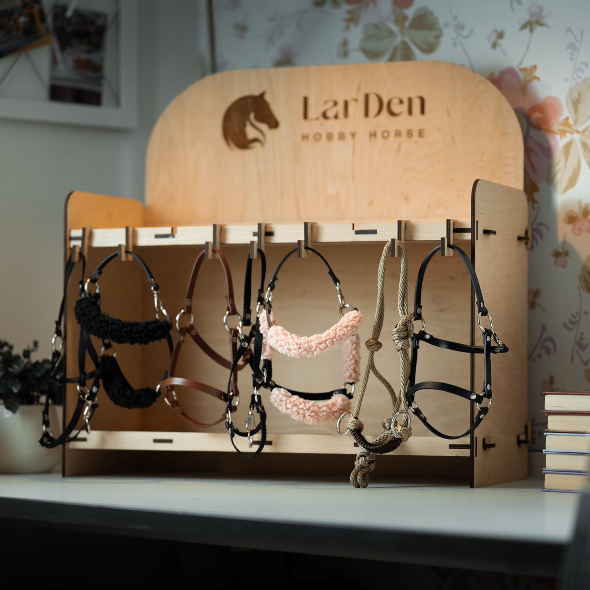 Présentoir en bois LarDen Hobby Horse avec licols : fourrure noire et rose, similicuir marron et noir, et un licol en corde beige