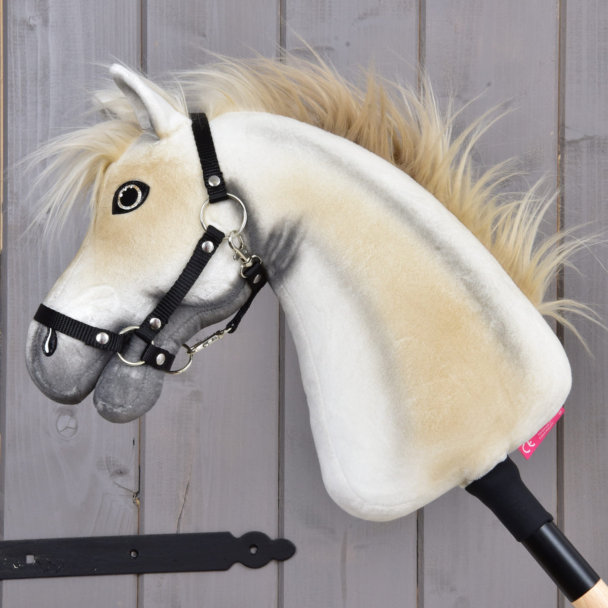 Hobby Horse Honey Pearl de profil, nuances dorées sur l’encolure blanche et longue crinière blonde
