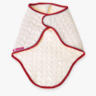 Reisdeken Italy van LarDen voor Hobby Horse opengevouwen, crème gewatteerde stof met rode rand en zilveren bies