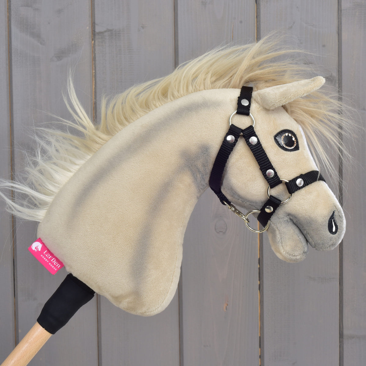 Hobby Horse Ivory Dream vu de droite avec l’étiquette rose LarDen sur l’encolure et la crinière blonde rejetée en arrière