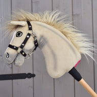Hobby Horse Ivory Dream van links, zwart halster met zilveren klinknagels en blonde manen over de crème hals