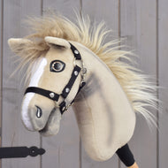 Hobby Horse Ivory Dream van LarDen, lichtbeige pluche hoofd met grijze neus, witte bles en lange blonde manen van imitatiebont