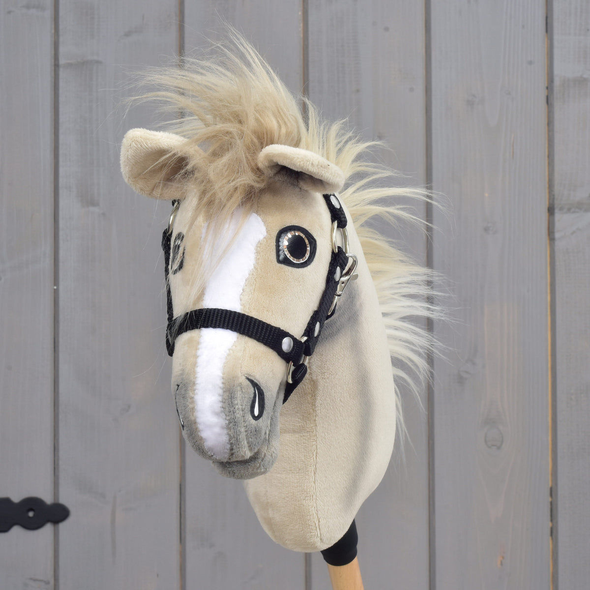 Hobby Horse Ivory Dream de face, liste blanche, yeux scintillants et toupet blond duveteux entre les oreilles beiges