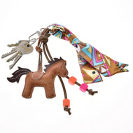 Hobby Horse sleutelhanger Paard Bruin van LarDen: bruin paardje met donkere manen, oranje en roze kralen en kleurrijke sjaal