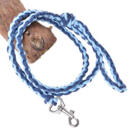 Gebreid halstertouw Double Blue van LarDen voor Hobby Horse, gevlochten in donker- en lichtblauw met zilveren musketonhaak