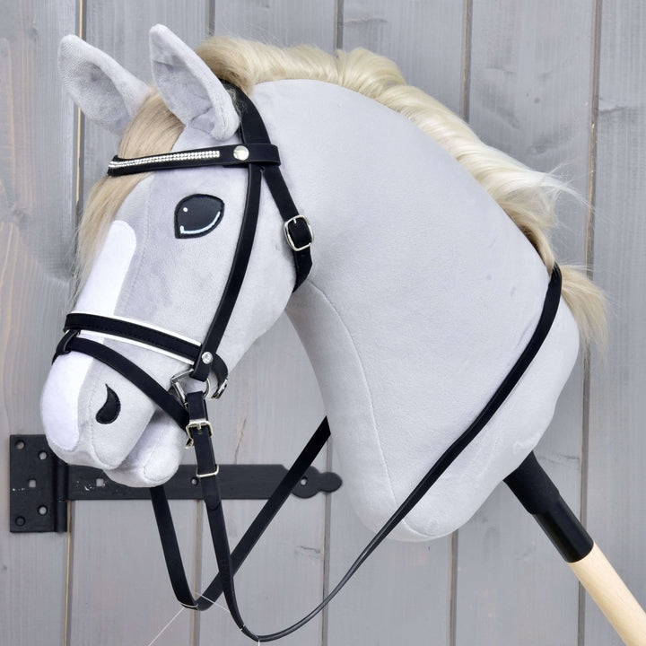 Hobby Horse bride complète De Luxe avec 2 frontalets de LarDen sur une tête en peluche grise, frontal à strass et rênes