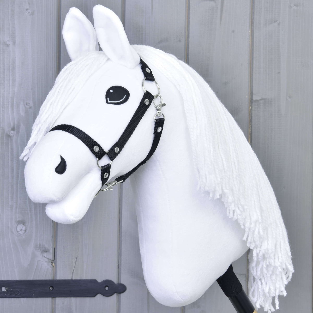 Hobby Horse Lady avec licol noir de LarDen, tête en peluche blanche à longue crinière blanche en fil et oreilles blanches