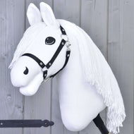 Hobby Horse Lady met zwart halster van LarDen, een wit pluchen paard met lange witte manen van garen en zachte witte oren