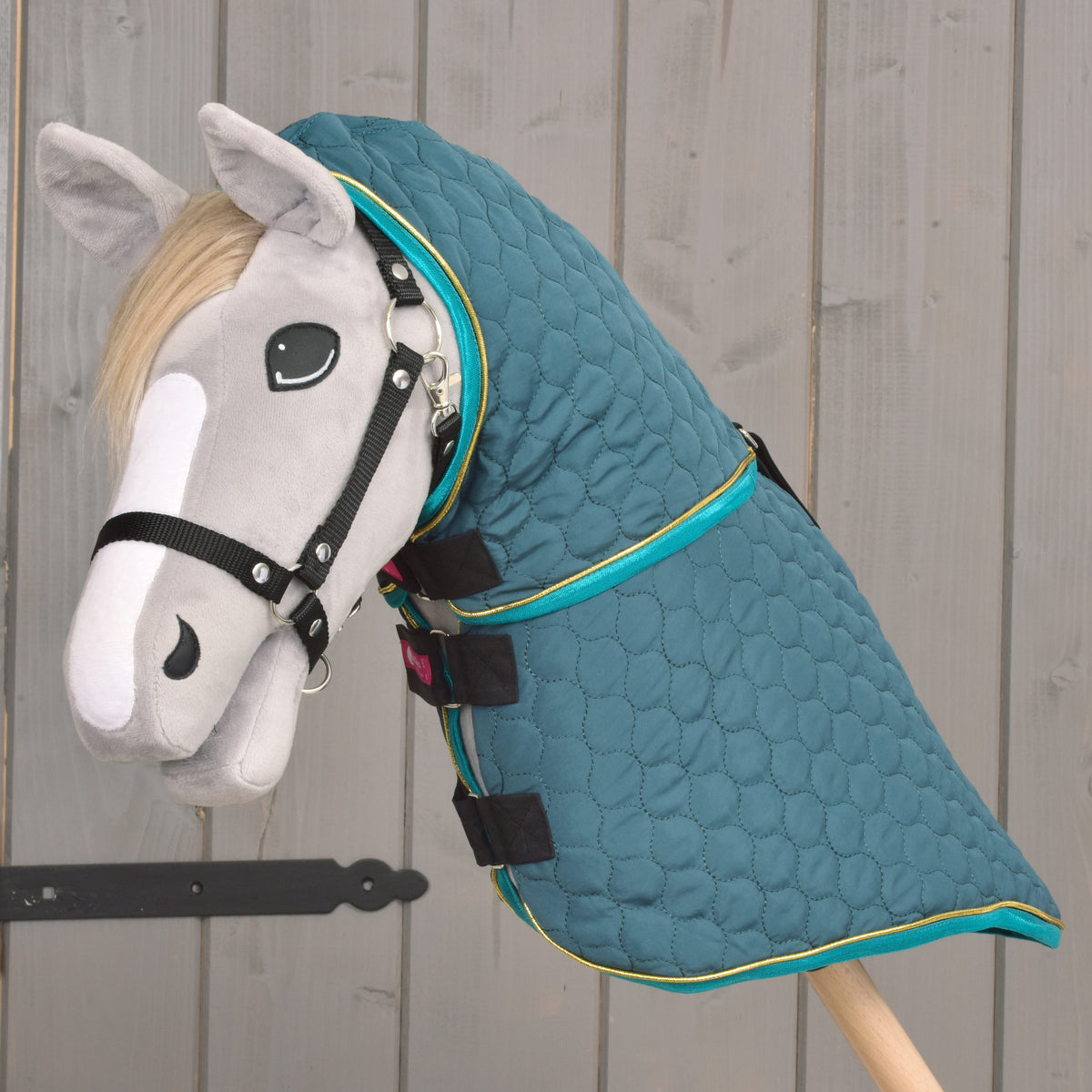 Grijze Hobby Horse met zwart halster in de donker petrol deken Lagoon met halsstuk, gesloten met drie zwarte riempjes