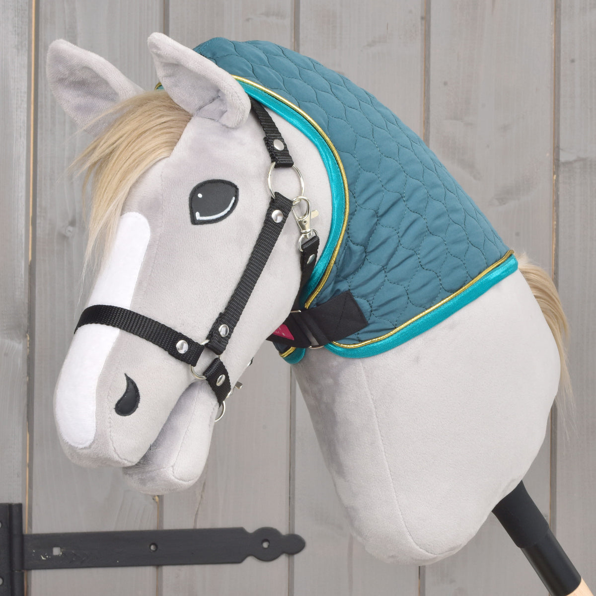 Grijze Hobby Horse met alleen het donker petrol halsstuk Lagoon, afgezet met turquoise en goud, en een zwart halster