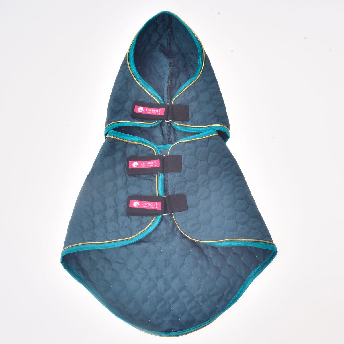 Deken Lagoon met halsstuk plat van bovenaf, donker petrol gewatteerd met een rand in turquoise en goud