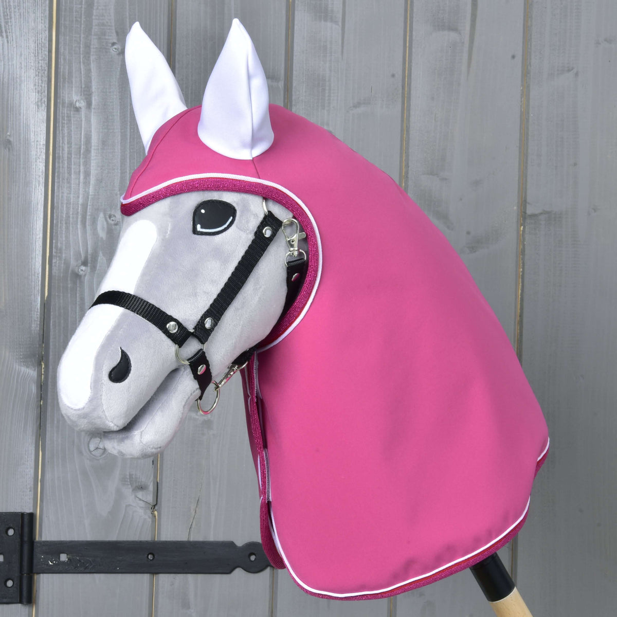 Grijze Hobby Horse met zwart halster in de Regenjas LarDen, frambozenroze met witte oren en witte bies