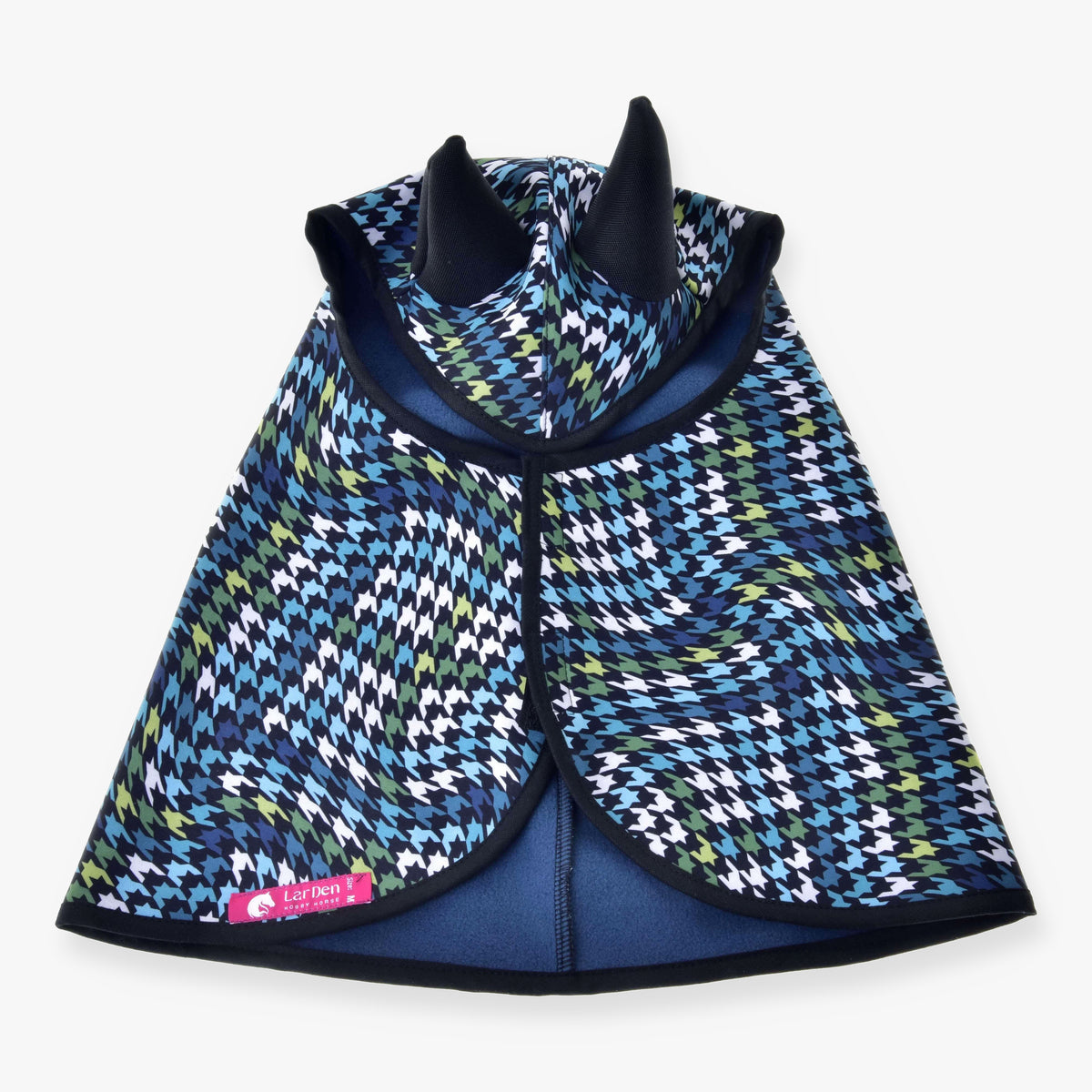 Imperméable Lara pour Hobby Horse de LarDen vu de dessus, pied-de-poule ondulé bleu, vert et blanc, oreilles et bordure noires