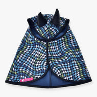Hobby Horse regenjas Lara van LarDen van bovenaf, golvend pied-de-poule in blauw, groen en wit met zwarte oren en bies
