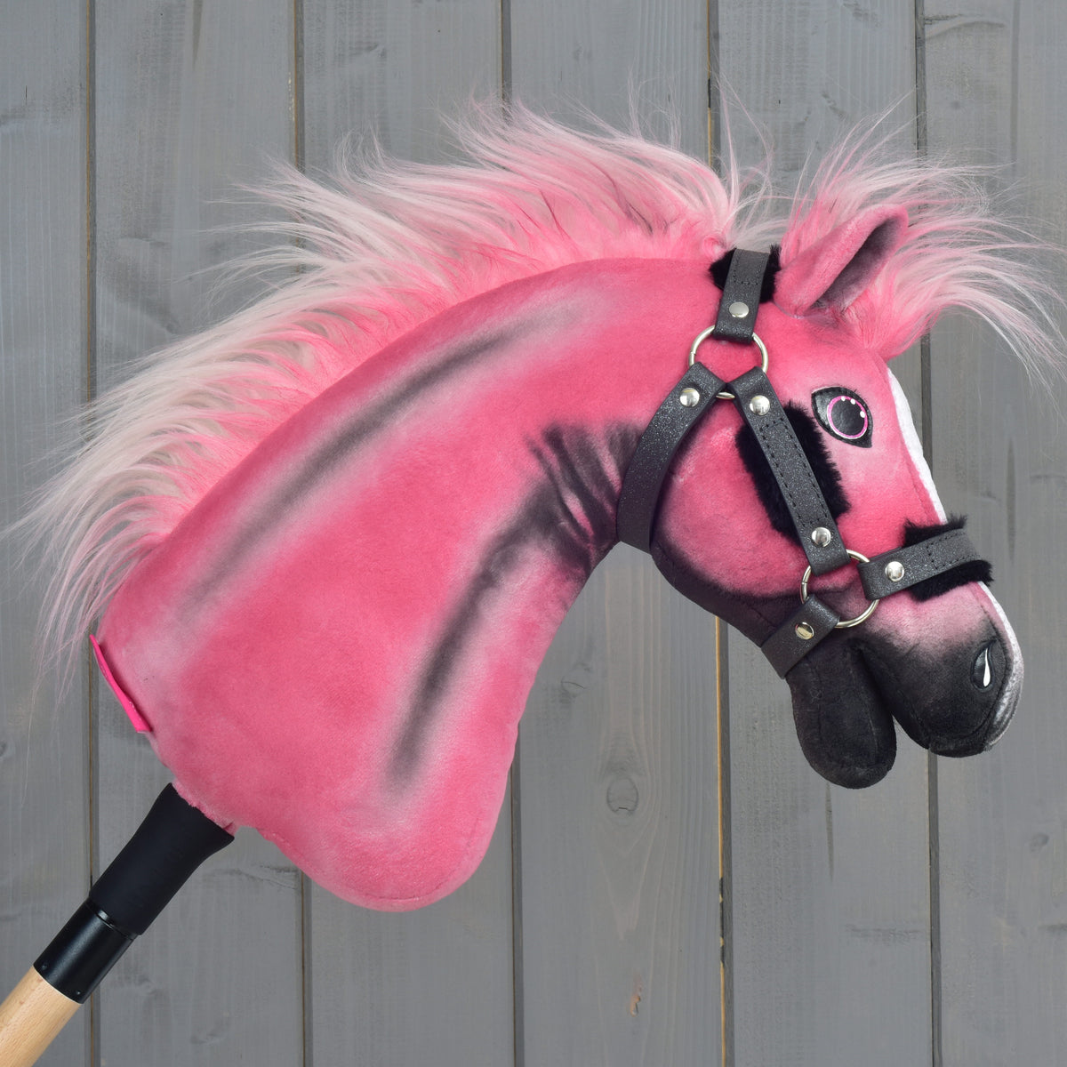 Hobby Horse Pinkie van rechts, donkergrijs glinsterend halster met zwart bont gevoerd en lange roze manen