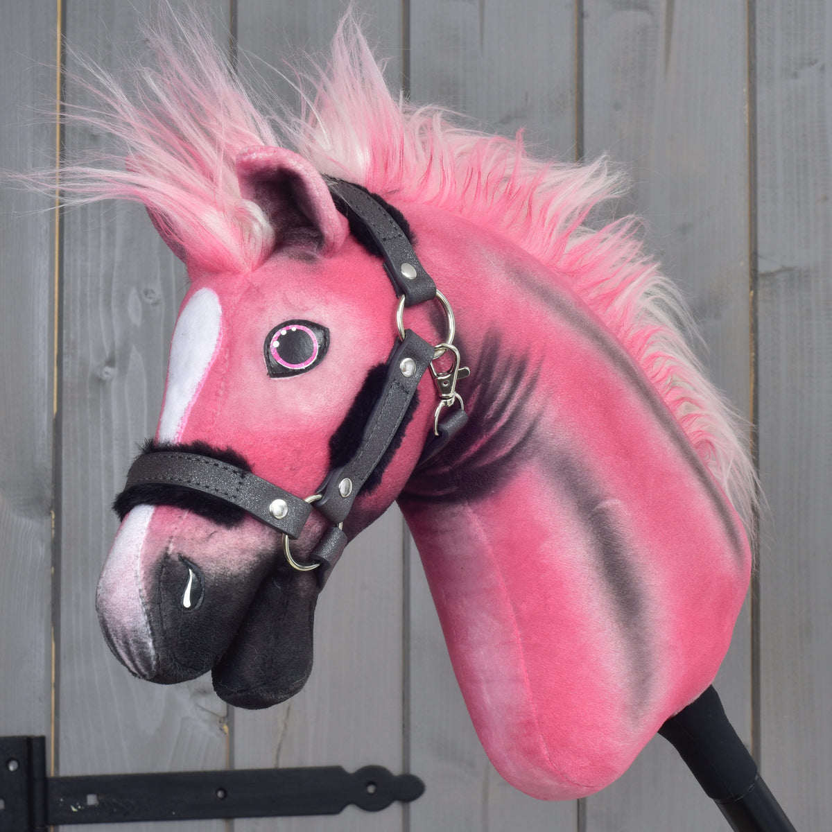 Hobby Horse LarDen Pinkie met een glinsterend halster: roze pluche hoofd met zwarte schaduw, witte bles en roze-witte manen