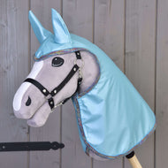 Grijze Hobby Horse met zwart halster in de glanzende regenjas Lichtblauw met oren en regenboogkleurige glitterbies