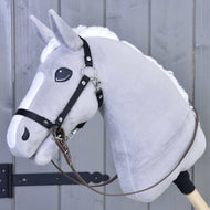 Hobby Horse gris en peluche avec licol noir en nylon et rênes caoutchoutées marron bouclées aux anneaux du licol