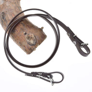 Rênes marron clair de LarDen pour Hobby Horse, rênes caoutchoutées lisses marron à boucles aux extrémités, posées sur une branche de pin