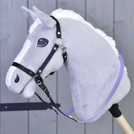 Hobby Horse van grijs pluche met zwarte halster en lila-zwarte gerubberde teugels langs de hals