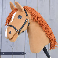 Hobby Horse Little Angel met zwarte halster van LarDen, vosbruin pluche hoofd met koperkleurige manen van garen en witte aftekeningen