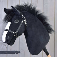 Hobby Horse Loki met zwarte halster van LarDen, zwart pluche hoofd met witte bles en pluizige zwarte manen van imitatiebont