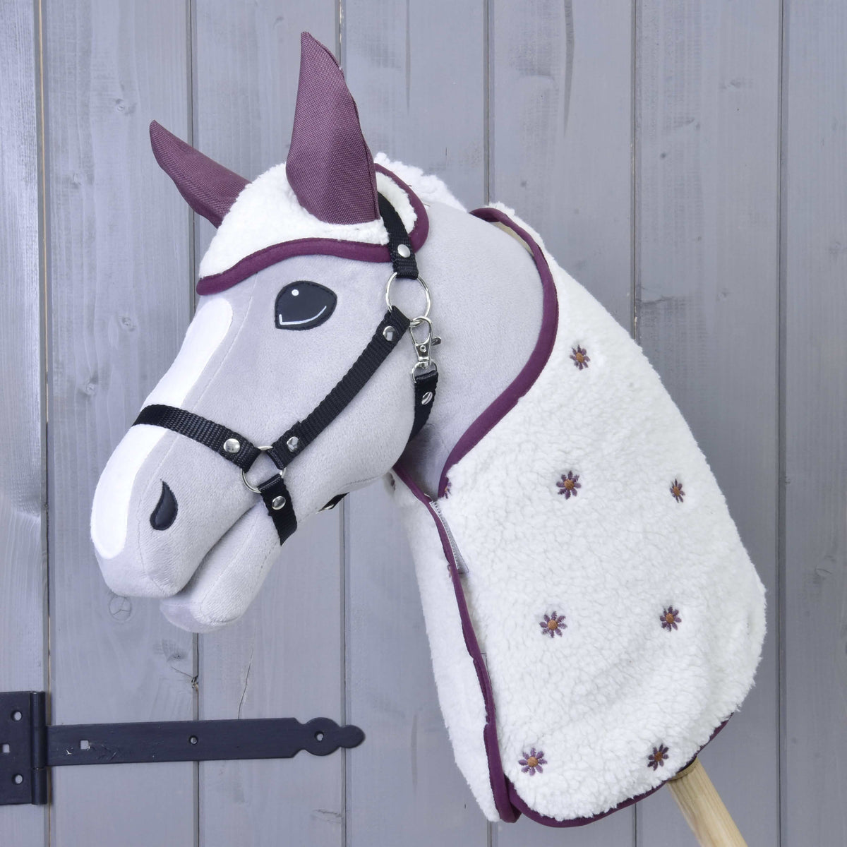 Grijze pluche Hobby Horse met zwart halster in de crèmekleurige Set Loret van teddy met pruimkleurige oren en geborduurde bloemetjes