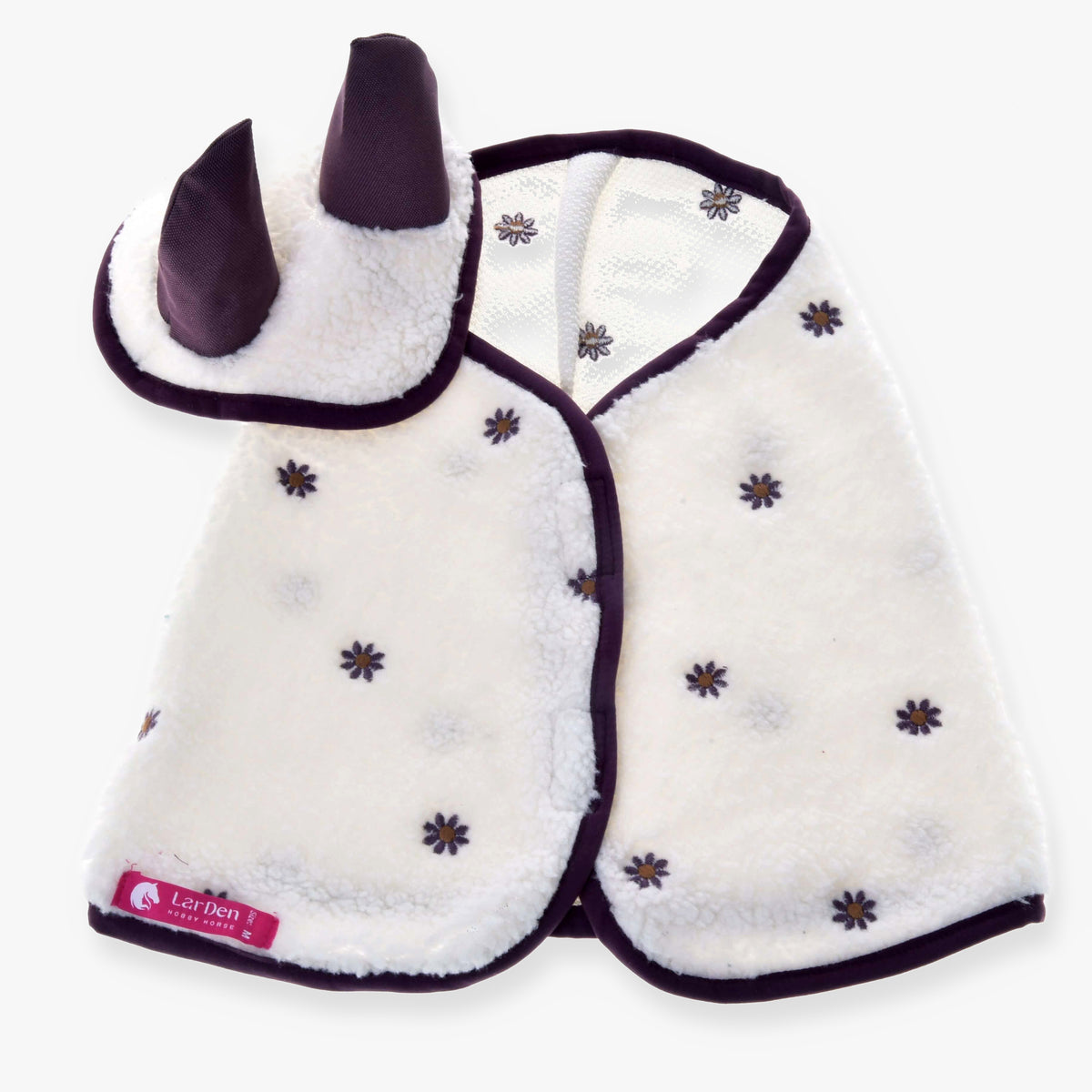 Set Loret voor Hobby Horse van LarDen: crèmekleurige teddydeken en oornetje met geborduurde pruimkleurige bloemetjes en bies