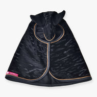 Imperméable Luxury pour Hobby Horse de LarDen vu de dessus, noir à rayures brillantes ton sur ton, oreilles noires et passepoil doré