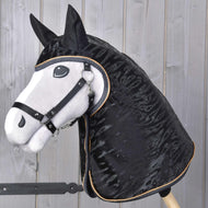 Hobby Horse gris avec licol noir portant l’imperméable noir brillant à oreilles et passepoil doré sur la tête et l’encolure
