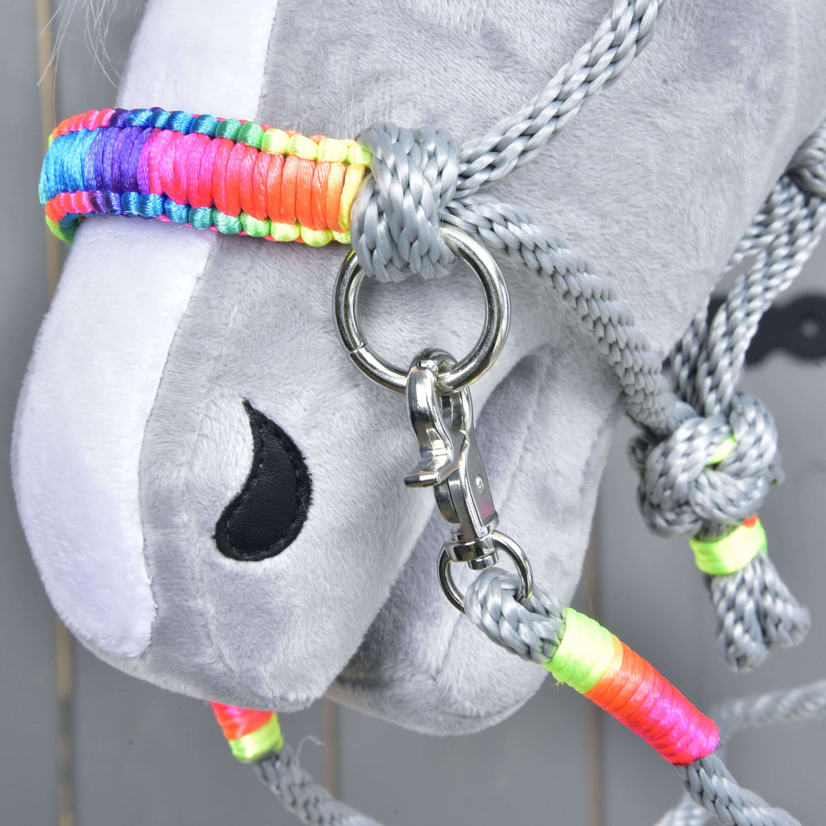 Silver ring and snap hook under the rainbow noseband of Rope set Manhattan, with a neon pink and orange wrap on the rope
