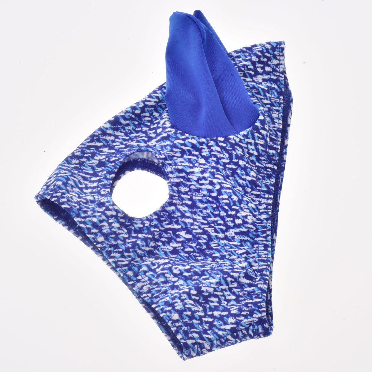 Paardenmasker See plat neergelegd: blauw-wit gespikkelde stretchstof met één koningsblauw oor en een ronde ooguitsparing