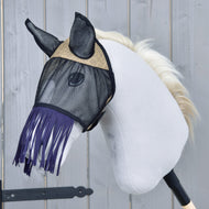 Vliegenmasker De Luxe Mona van LarDen van zwart gaas met beige geweven voorhoofdstuk en donkerpaarse neusfranjes op een grijze Hobby Horse