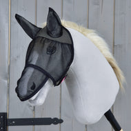 Vliegenmasker De Luxe Full van LarDen van zwart gaas met oren op een lichtgrijze Hobby Horse met crèmekleurige manen