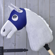 Paardenmasker zonder oren LarDen van marineblauwe stretchstof op een grijze pluche Hobby Horse, de oren steken door de openingen