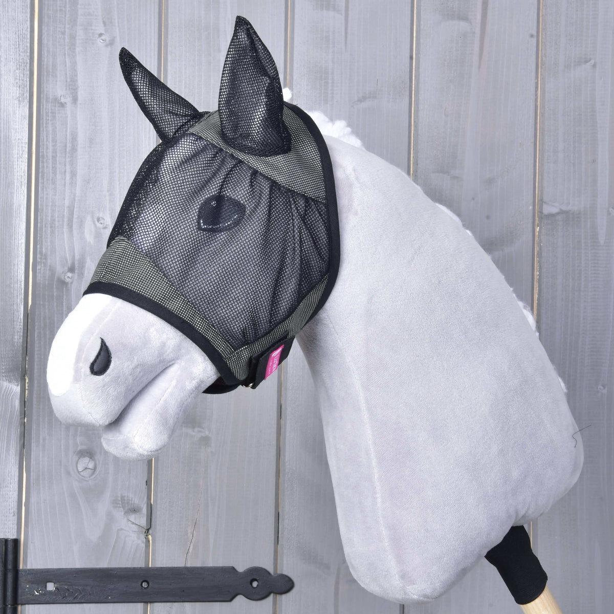 Masque anti-mouches De Luxe Gris pour Hobby Horse de LarDen, oreilles et filet des yeux en maille noire, sur une tête en peluche gris clair