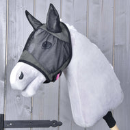 Hobby Horse vliegenmasker De Luxe Grijs van LarDen met oren en oogdeel van zwart gaas op een lichtgrijs pluche hoofd