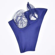 Koningsblauw vliegenmasker plat van opzij, gladde stretchstof met gerimpeld marineblauw gaas over oor- en oogopening