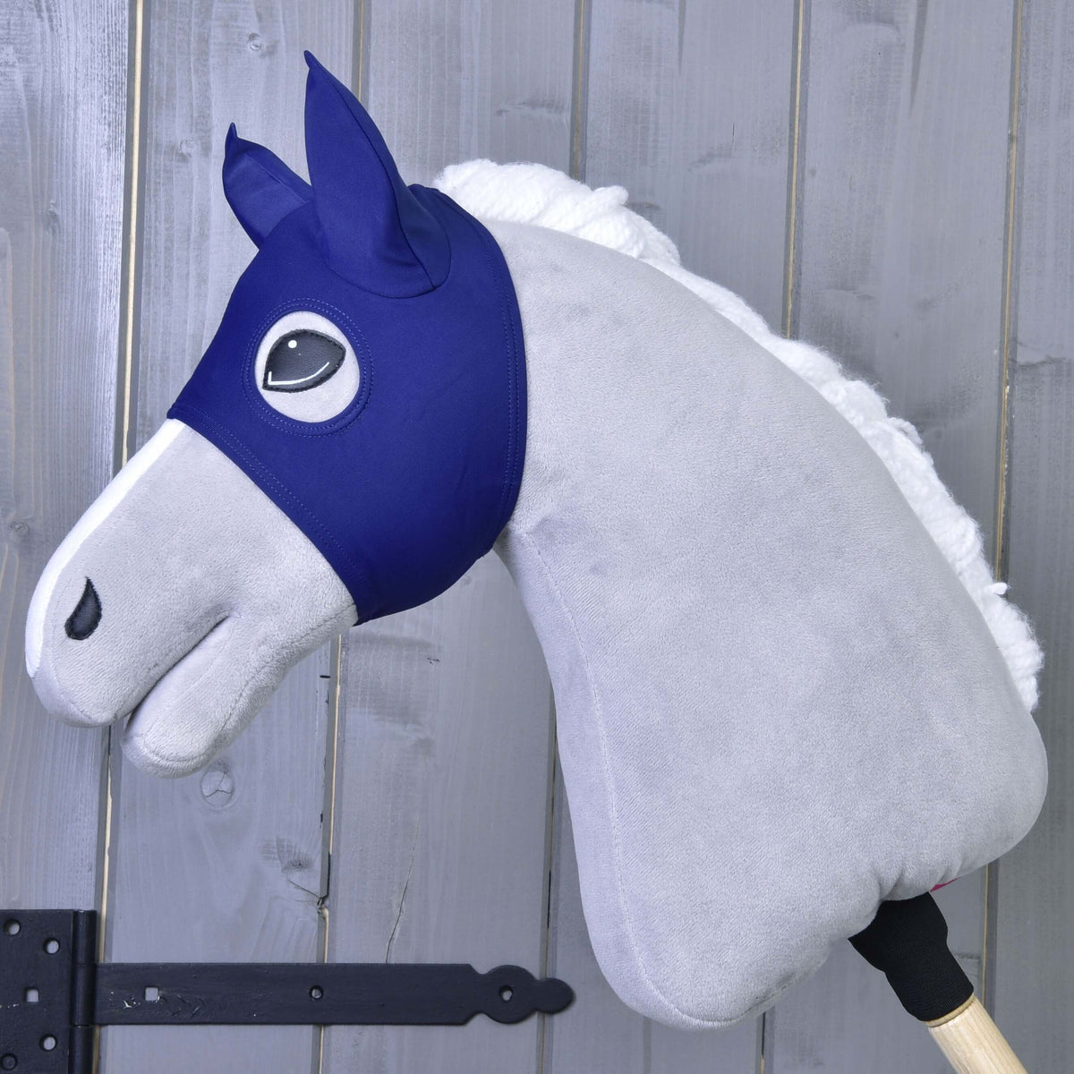 Paardenmasker LarDen met oren van marineblauwe stretchstof op een grijze pluche Hobby Horse met witte manen