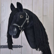 Hobby Horse Maximus met zwart halster van LarDen, een zwart pluchen paard met lange zwarte manen van garen en glanzende bruine ogen