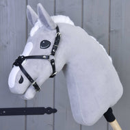Muserolle Mexico noire rembourrée de LarDen sur un Hobby Horse gris en peluche, sanglettes en similicuir noir croisées sur le nez