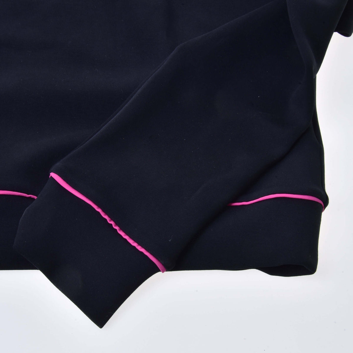 Close-up van een zwarte manchet en zoom met smalle roze bies aan de Hobby Horse sweatshirt