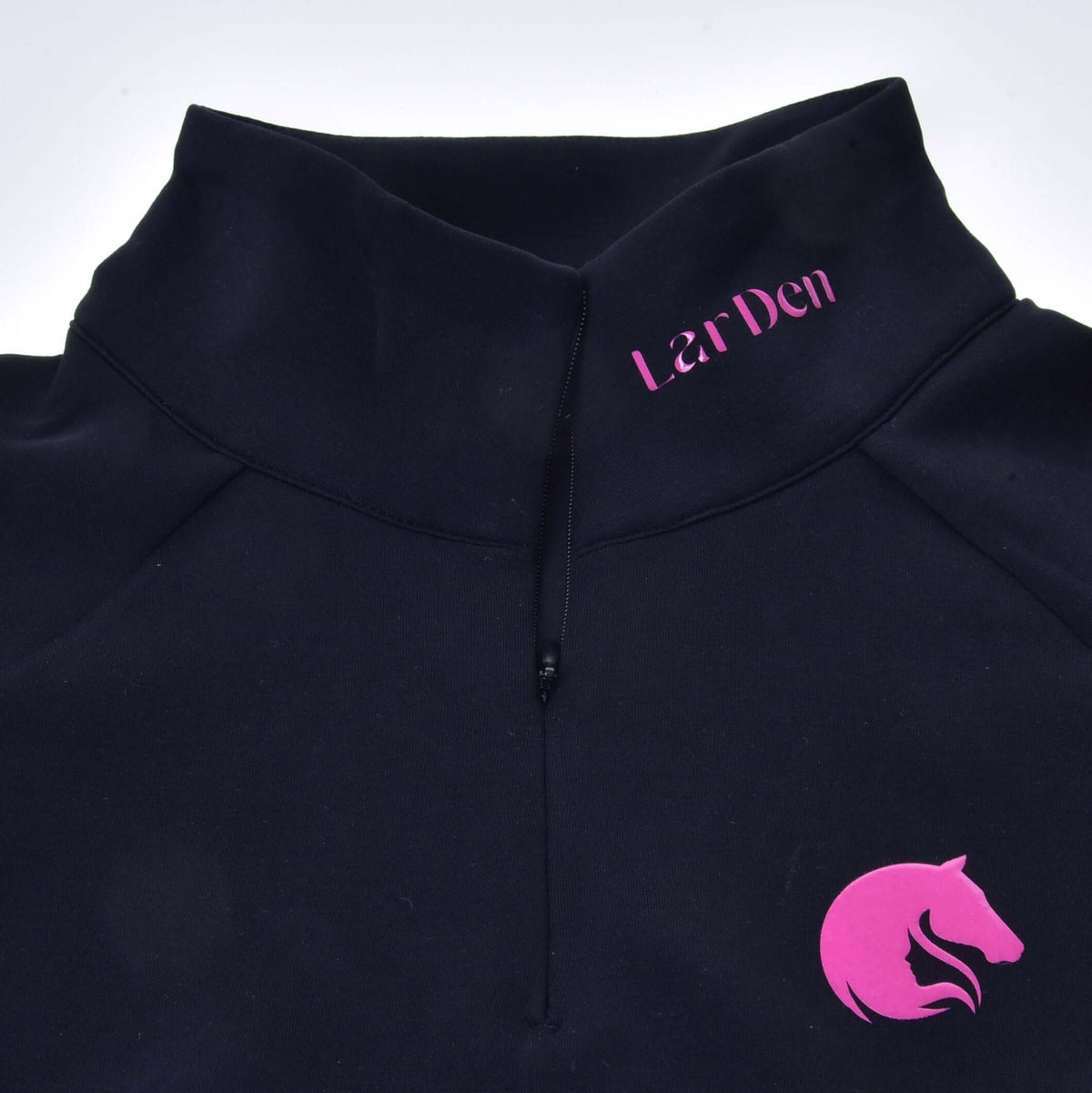 Close-up van de opstaande kraag met rits van de Hobby Horse LarDen sweatshirt, met roze letters en paardenhoofdlogo
