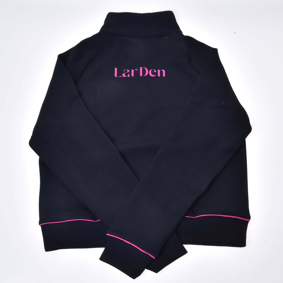 Achterkant van de zwarte Hobby Horse LarDen sweatshirt plat neergelegd, met roze letters over de schouders en roze gebiesde manchetten