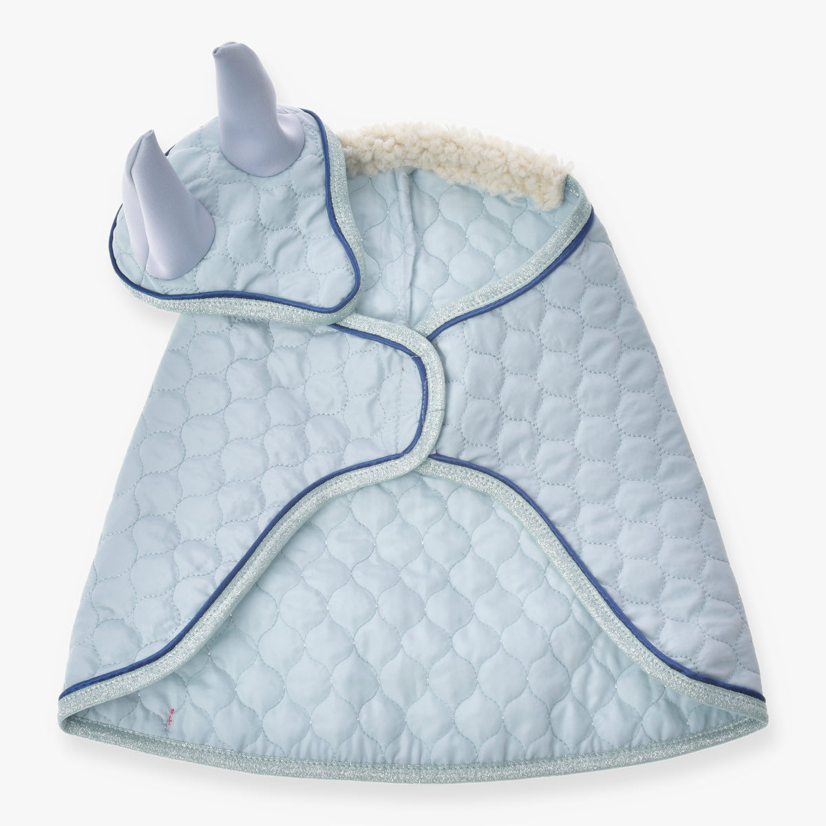 Ensemble Mint de LarDen pour Hobby Horse : couverture et bonnet d'oreilles matelassés bleu pâle, passepoil marine et col en polaire crème